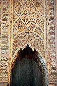 Marrakech - Medina meridionale, Tombe Saadiane - Qubba di Lalla Mas'uda, dettaglio delle decorazioni in stucco delle logge.